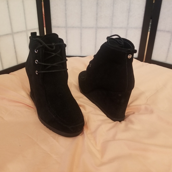 Michael kors lace up ankle boots. - Picture 3 of 4